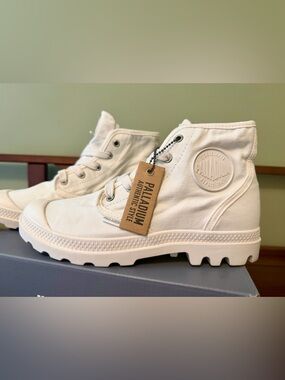 Palladium Women’s ' White Canvas Pampa Hi Boots